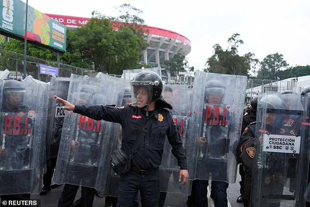 刚开幕就失控！数千人抗议冲击世界杯球场，警察血流满面